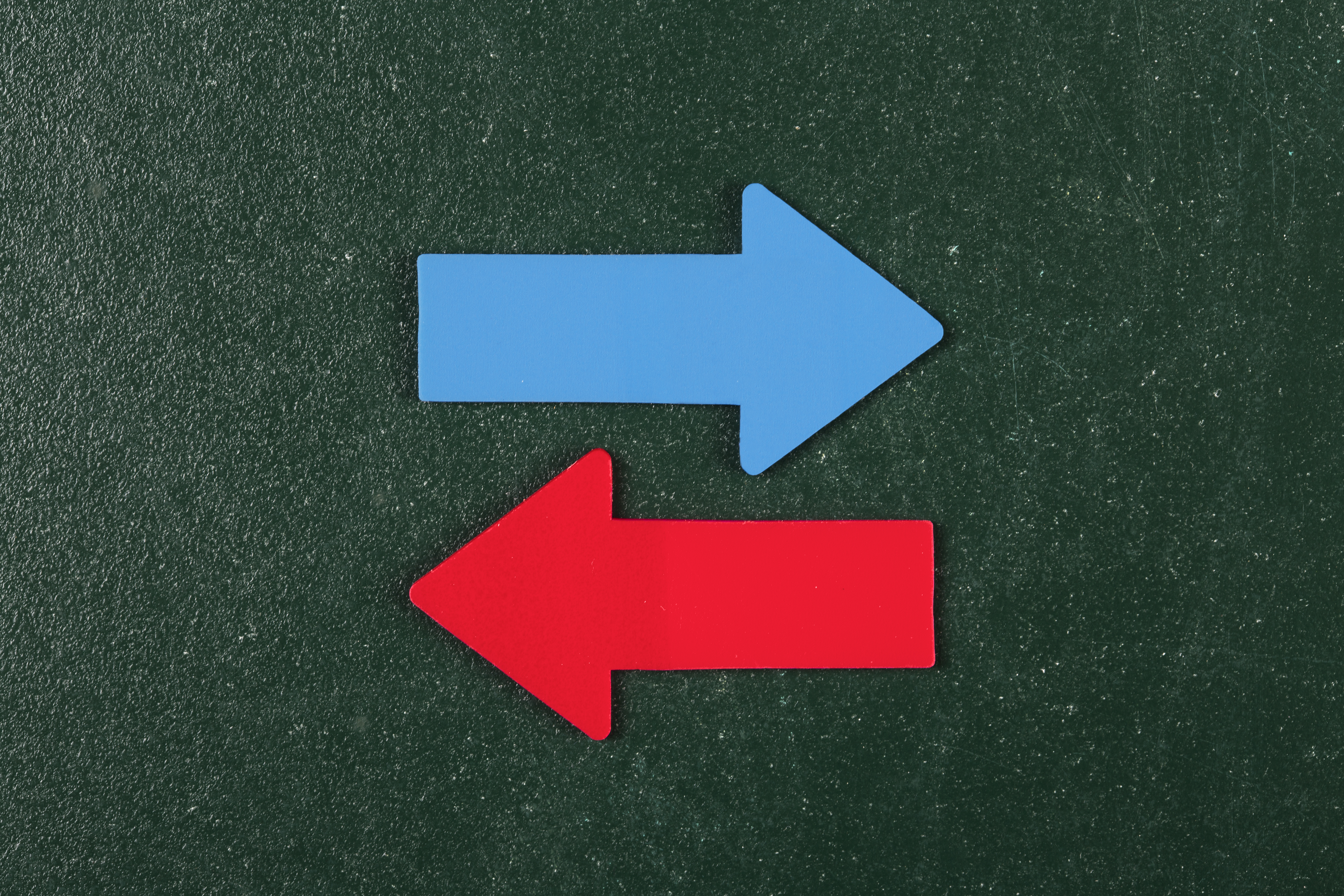 A blue arrow pointing towards the right and a red arrow pointing towards the left.