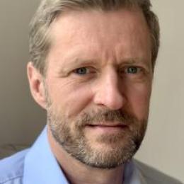 Dirk Naumann headshot